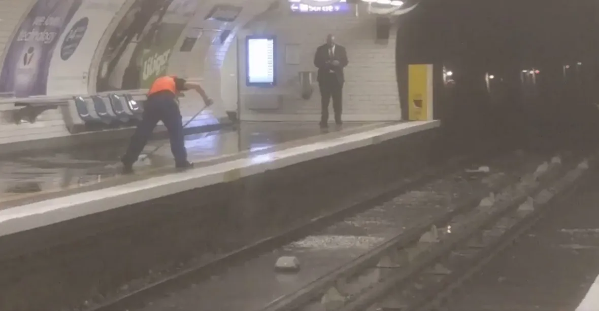 Paříž zažila rekordní déšť. Voda zaplavila 15 stanic metra