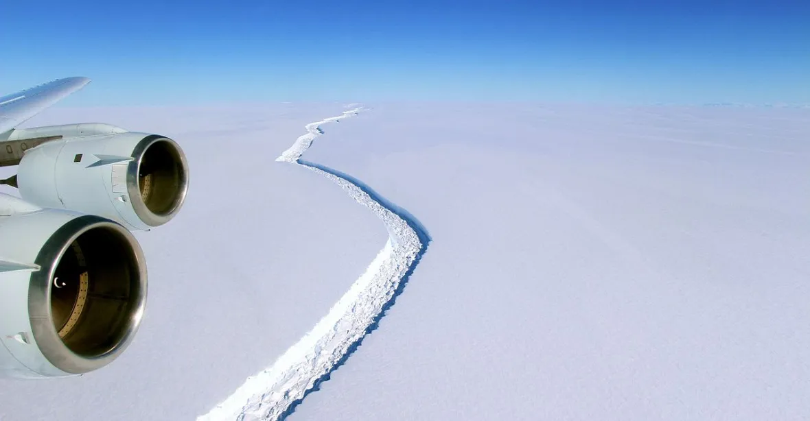 Od Antarktidy se odlomila největší kra. Je větší než Ústecký kraj