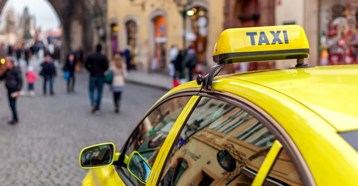 Za ujetých 14 km chtěl pražský taxikář po turistce 12,5 tisíce korun