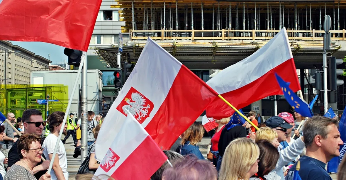 Polskem lomcují mohutné protesty. Lidé chtějí nezávislé soudy