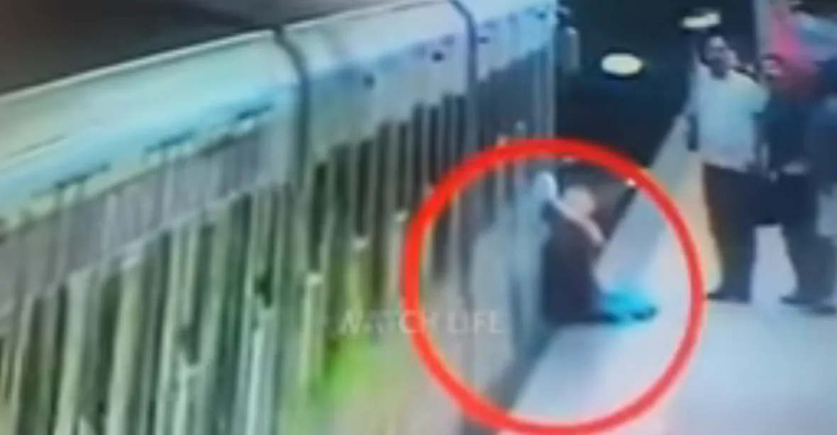 VIDEO: Metro táhlo ženu po nástupišti až do tunelu, řidič v klidu svačil