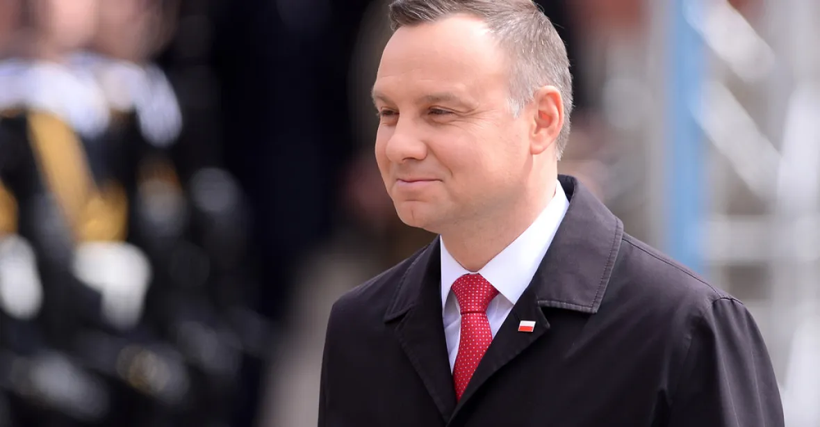 Polský prezident pohrozil vlastní straně vetem. Nelíbí se mu útok na justici
