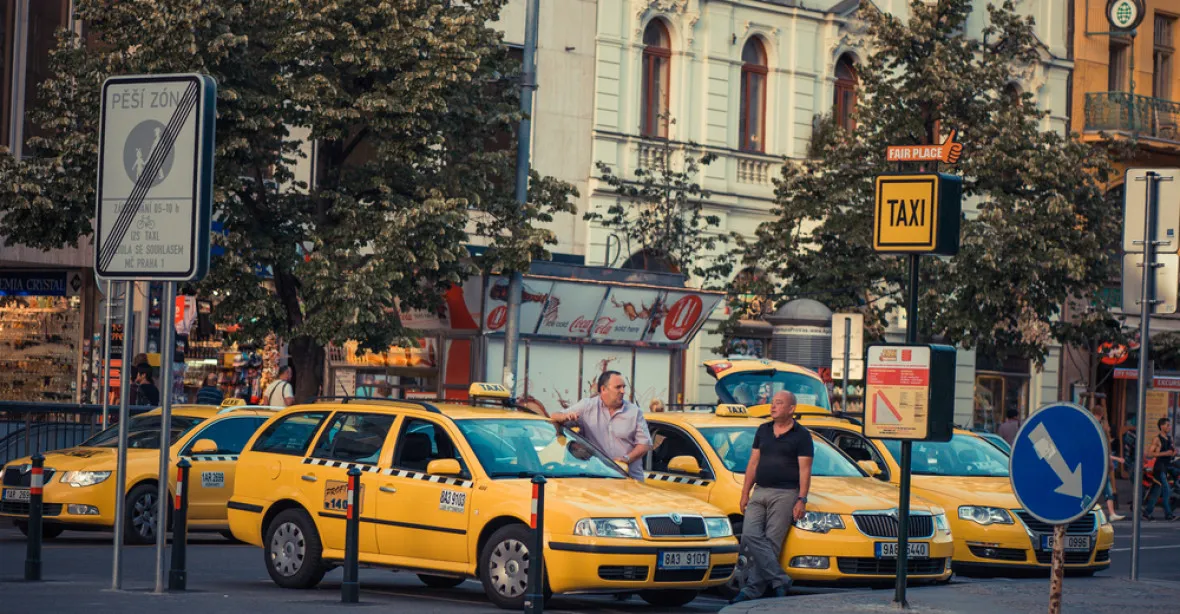 Pražský taxikář má na kontě 122 přestupků. Stále jezdí a má licenci