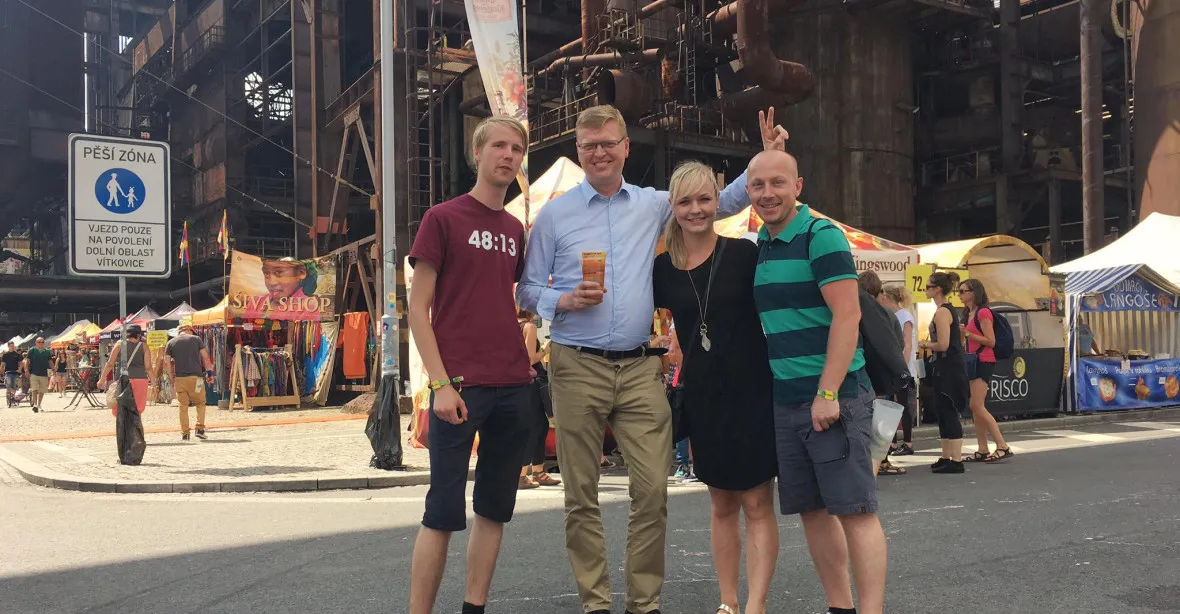 Selfie a pivo k tomu. Politici sbírali hlasy na Colours of Ostrava