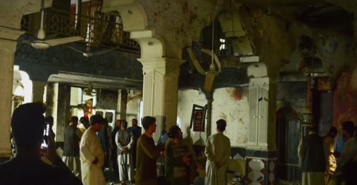Uprostřed modliteb se v mešitě odpálili sebevražední atentátníci. Desítky mrtvých
