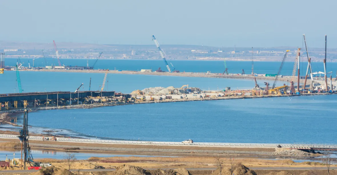Rusko uzavřelo průliv kvůli stavbě mostu na Krym, Ukrajina podá žalobu