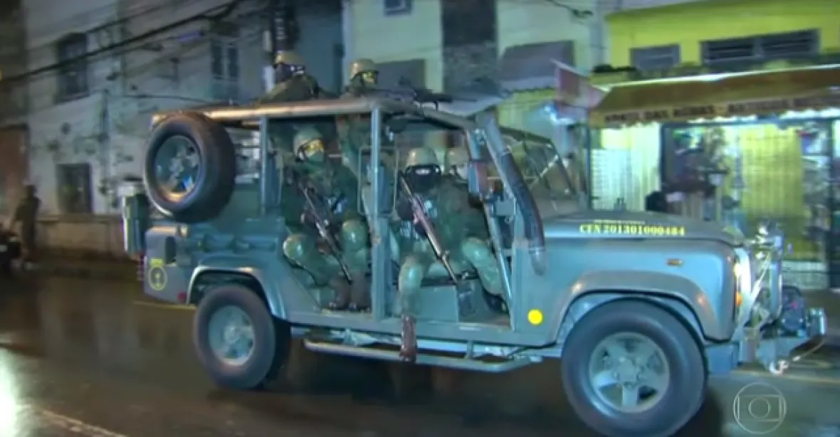 OBRAZEM: Obří razie. Tisíce vojáků zasahují proti gangům ve favelách v Riu