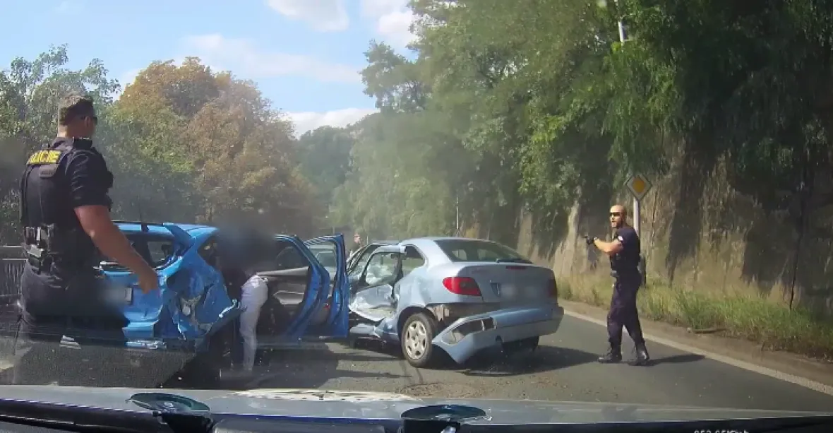 VIDEO: Zfetovaný řidič ujížděl v Praze policistům. Způsobil čtyři nehody