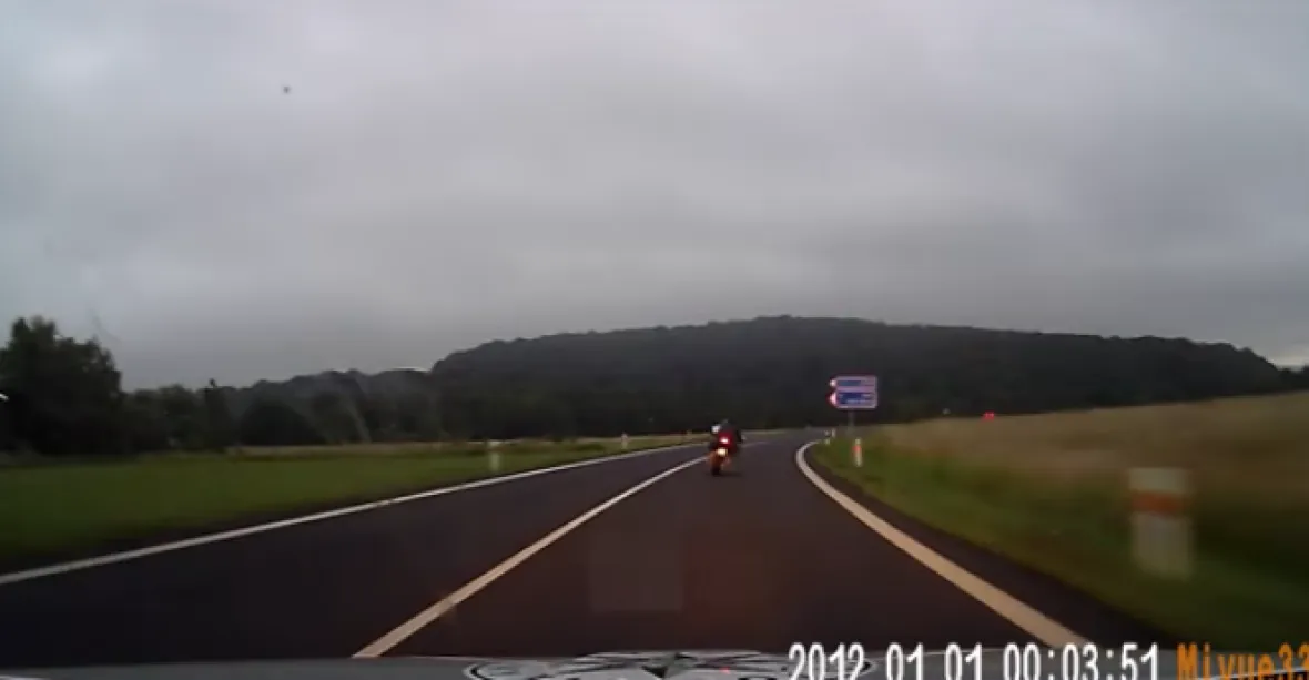 VIDEO: Zfetovaný muž ukradl motorku a ujížděl policistům. Zastavil ho zátaras