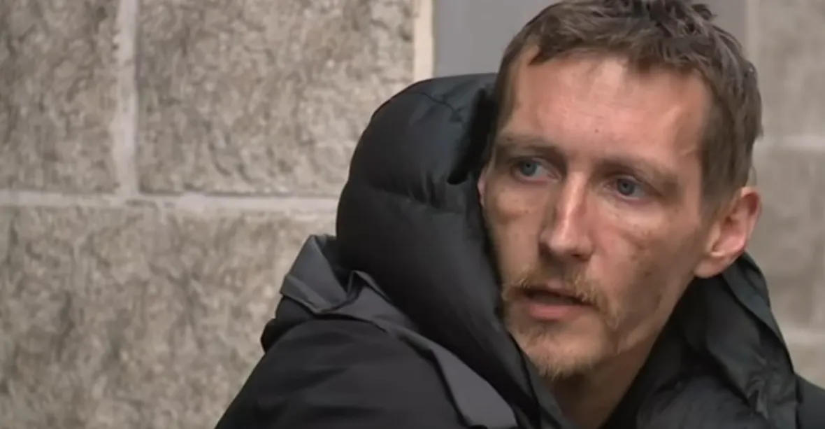 Bezdomovce, jehož oslavovali jako hrdinu při útoku, obninili z okrádání obětí