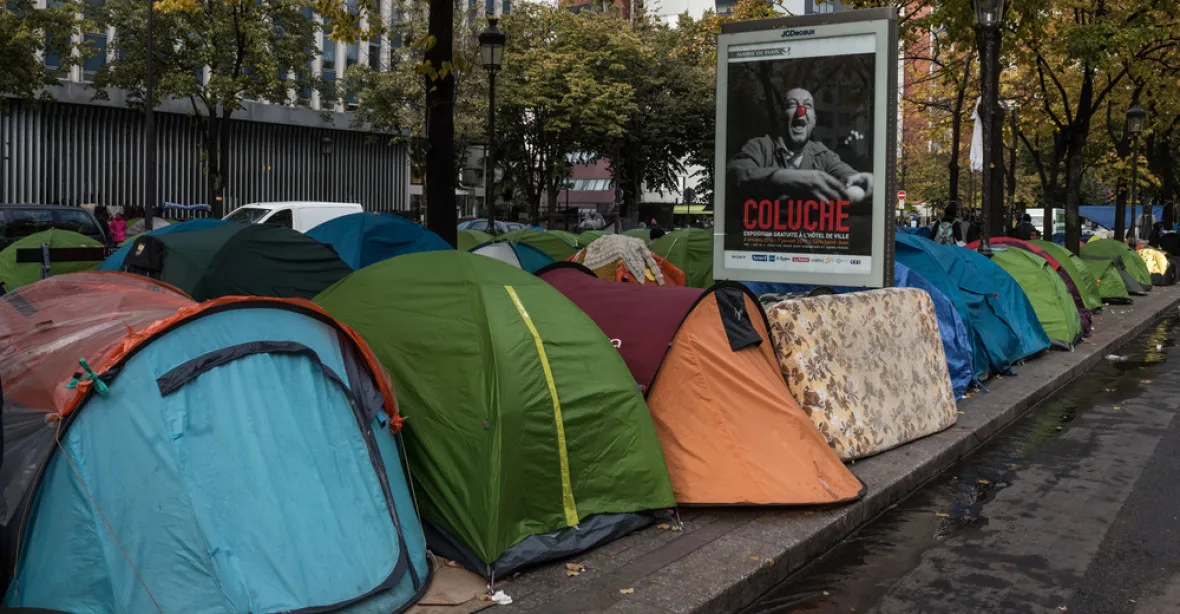 Policie na severu Paříže vyklidila další tábořiště migrantů