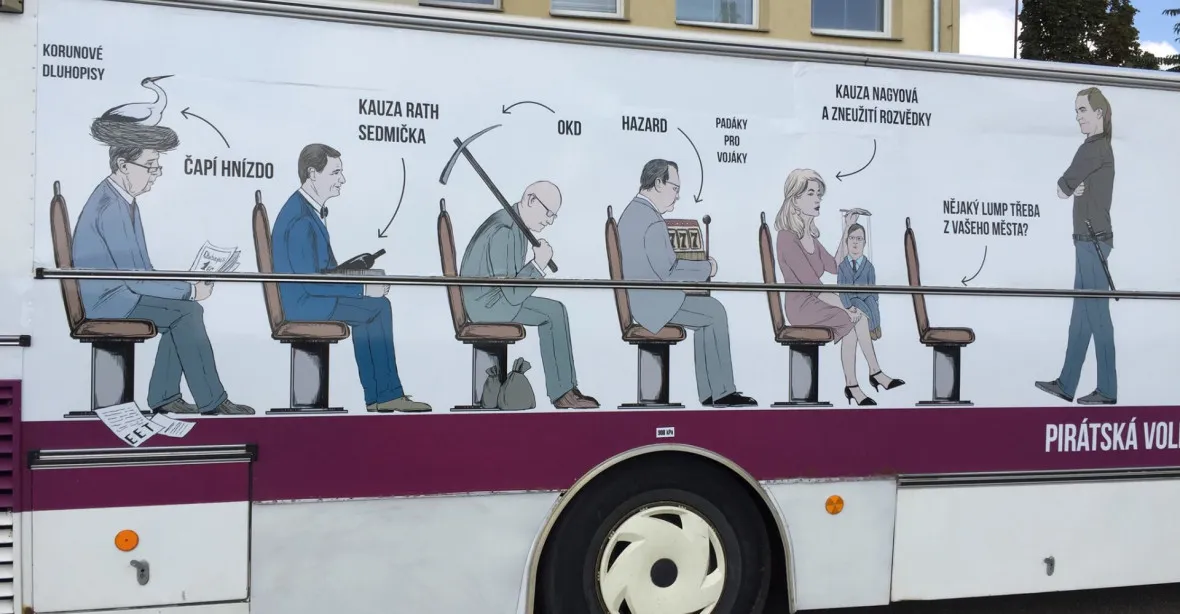 Piráti ze svého „vězeňského autobusu“ neodstraní karikaturu Nečasové