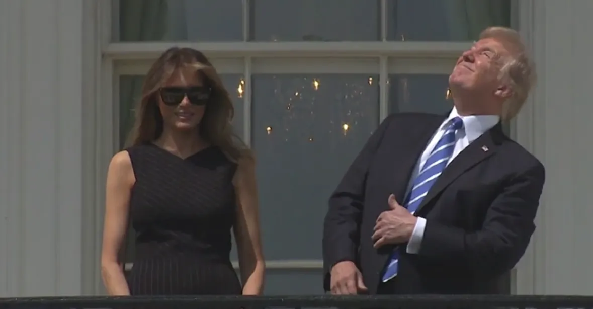 Videa a fotky ze zatmění jsou hitem internetu, boduje zejména Trump bez brýlí