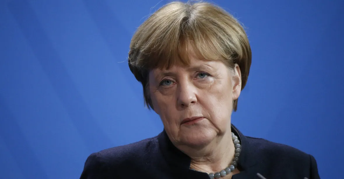 Merkelová přijetí milionu uprchlíků nelituje. Střední Evropu k přerozdělení dotlačí
