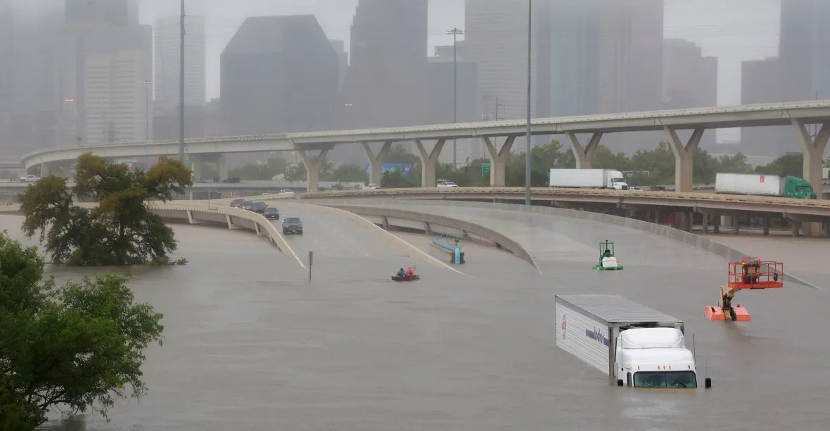 Houston je pod vodou. Lidé čekali na pomoc na střechách domů