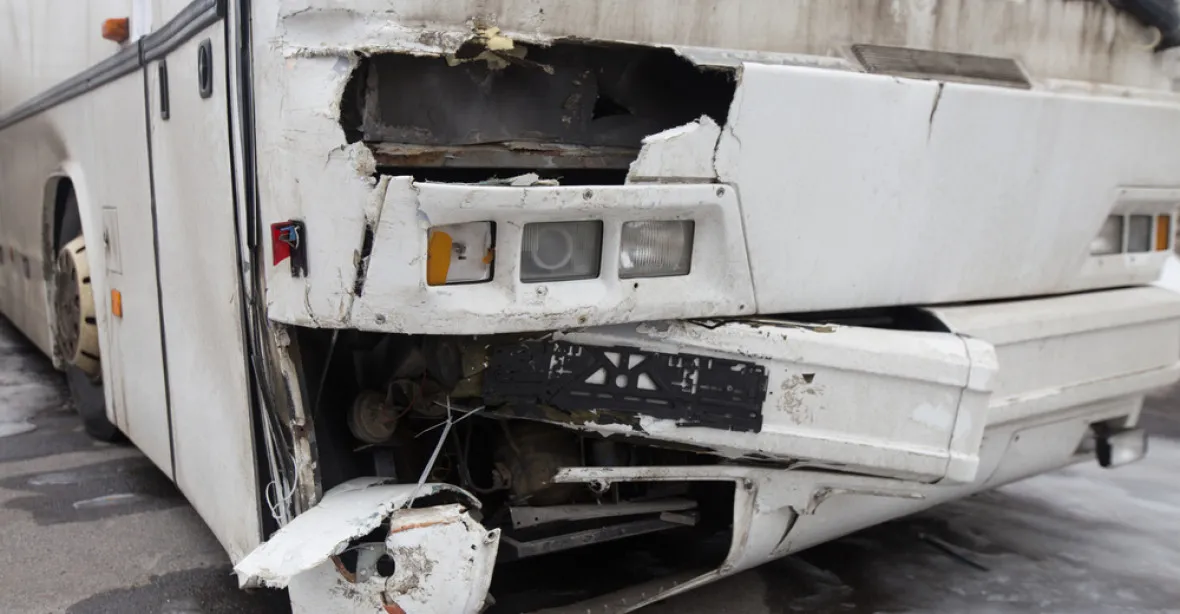 Jeden mrtvý a čtyři ranění po srážce autobusu s autem u Prahy