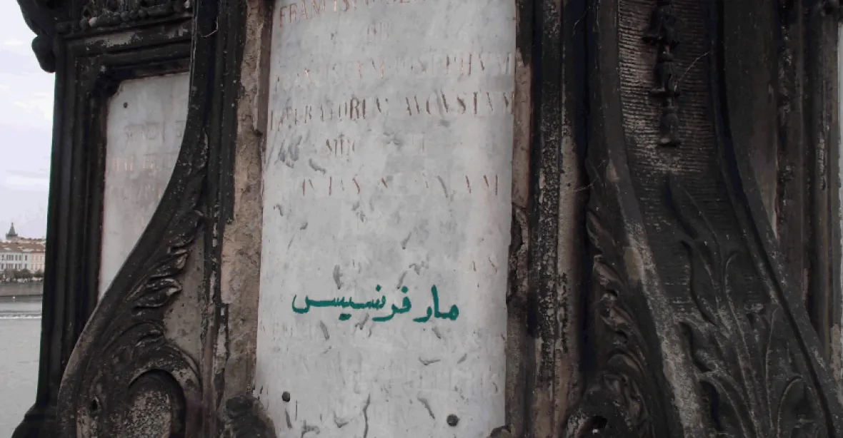 Cizinec popsal sochu na Karlově mostě arabským nápisem