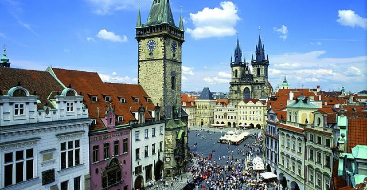 Policie uzavřela Staroměstské náměstí v Praze. Podezřelý kufr byl ovšem prázdný