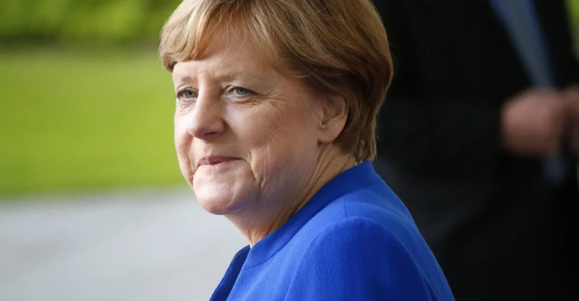 Volební kampaň: Na mítinku hodili na Merkelovou její odpůrci dvě rajčata