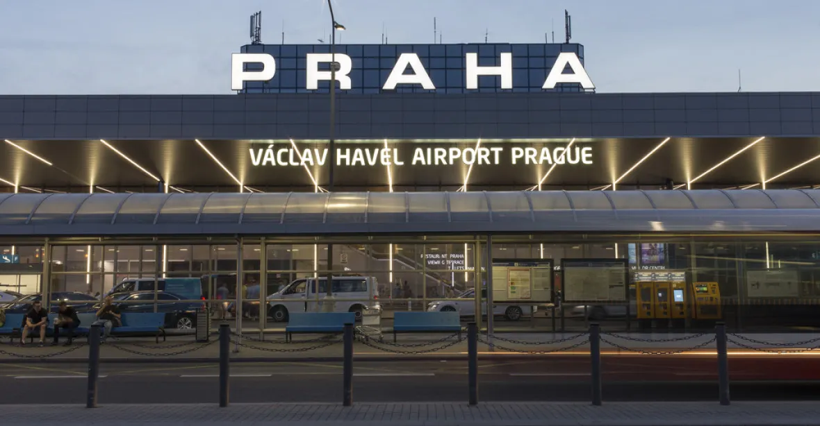 Policie na hodinu uzavřela pražské letiště kvůli podezřelému zavazadlu