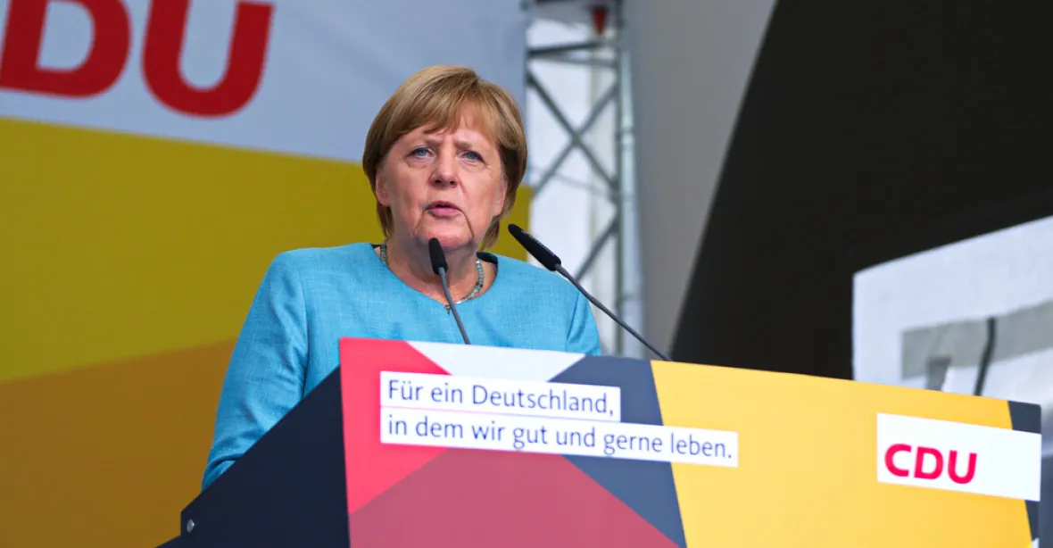 Těžký den pro Merkelovou. Na východě Německa slyšela pískot