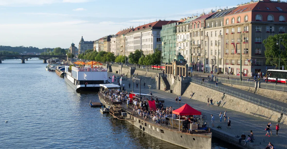 Aktivisté umístí na náplavku trampolínu, aby lidé viděli přes lodě Vltavu