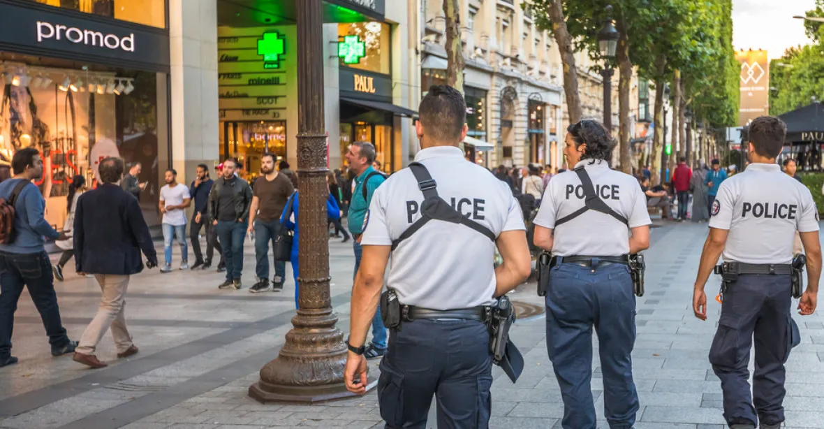 Za Alláha. Muž s nožem napadl v Paříži hlídkujícího vojáka