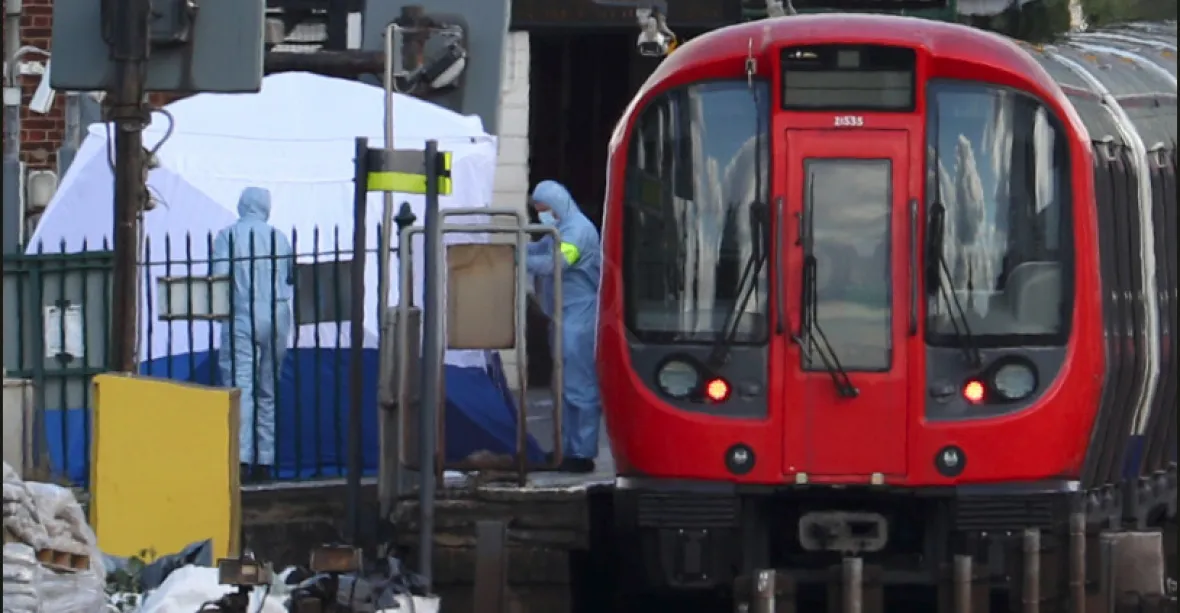 Britové snížili stupeň rizika, v souvislosti s útokem v metru drží dva mladíky