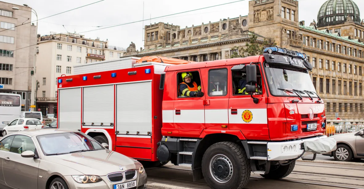 Požár kuchyně vyhnal z hotelu v centru Prahy 60 hostů