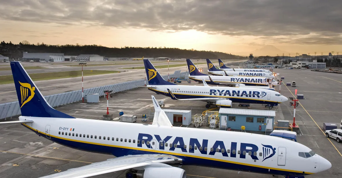Ryanair zveřejnil seznam zrušených letů, včetně Prahy