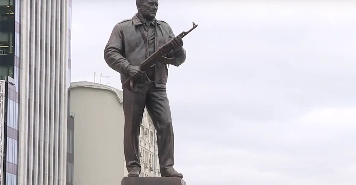 Strůjce legendární pušky Kalašnikov má obří sochu. Odhalil ji ministr kultury