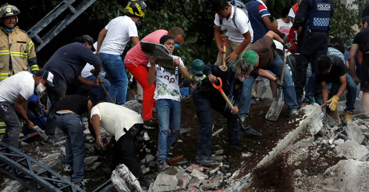 Stovky mrtvých po zemětřesení v Mexiku. V zavalené škole zemřely desítky dětí