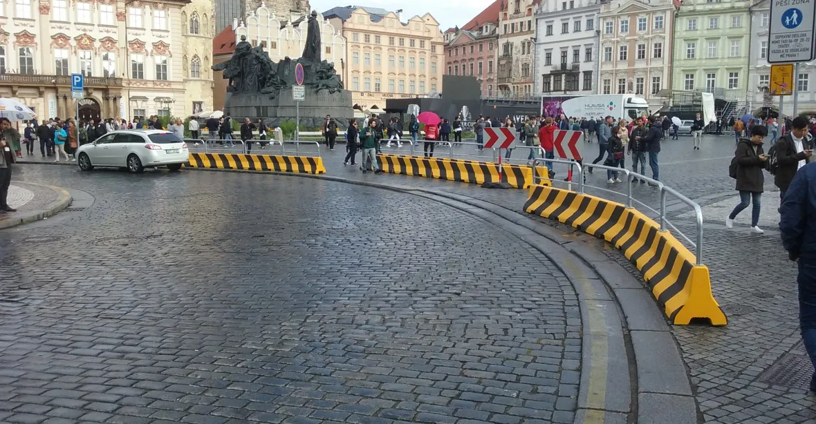 Praha se opevňuje, na Staroměstském náměstí jsou betonové zátarasy