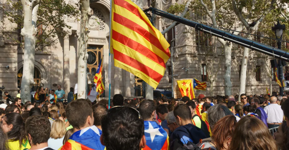 Tisíce lidí demonstrují za Katalánsko, Madrid povolal policejní jednotky