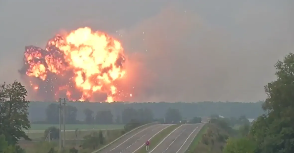 Na Ukrajině vybuchl muniční sklad. Premiér mluví o sabotáži