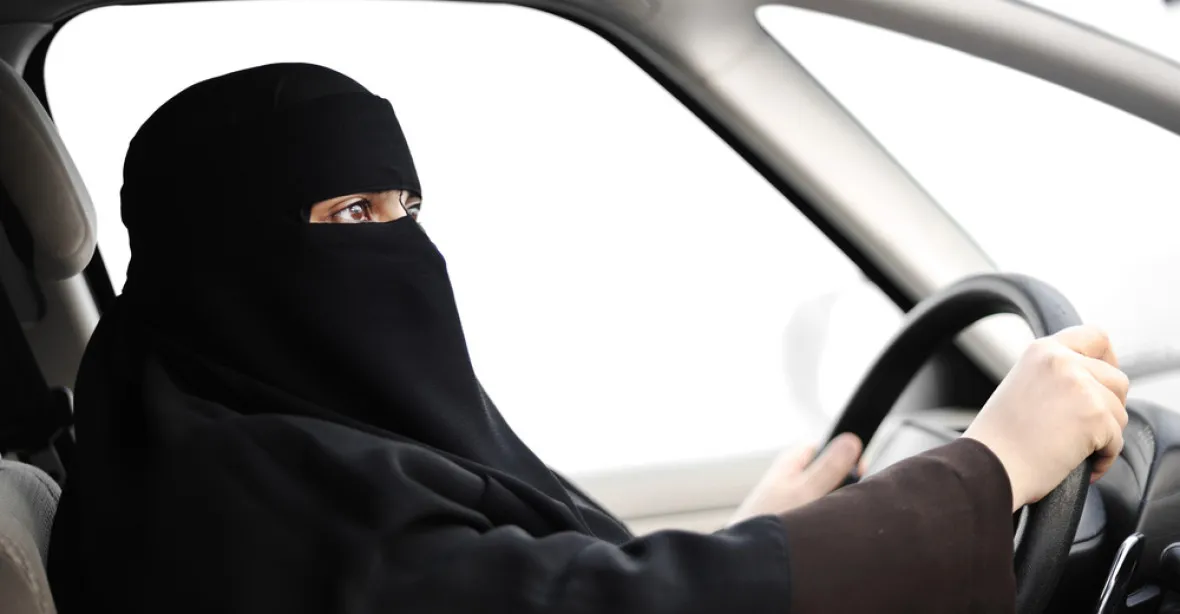 Upálím vás i s autem, hrozil řidičkám muž, kterého zadržela saúdská policie
