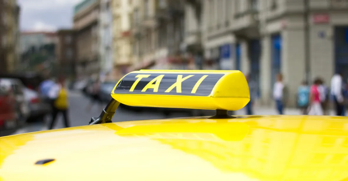 Taxikáři plánují protestní jízdu proti Uberu i v Brně