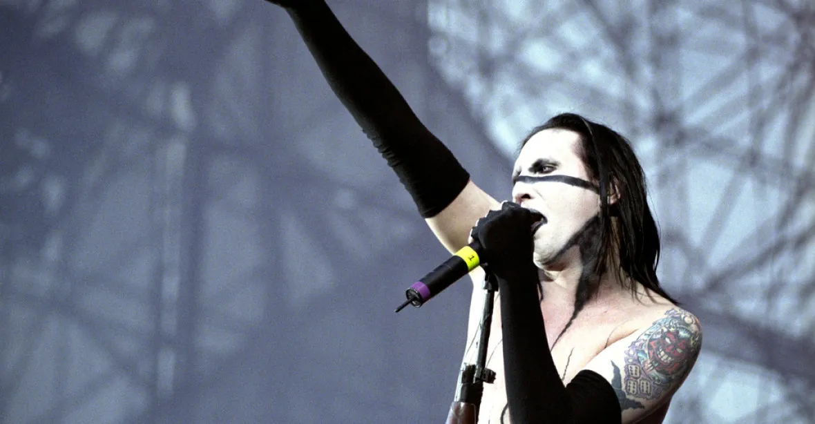 Marilyn Manson je v nemocnici, při koncertu na něj spadla dekorace