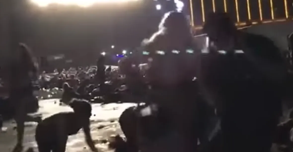 VIDEO: Lidé v panice prchali z koncertu. Do toho zněly další série výstřelů
