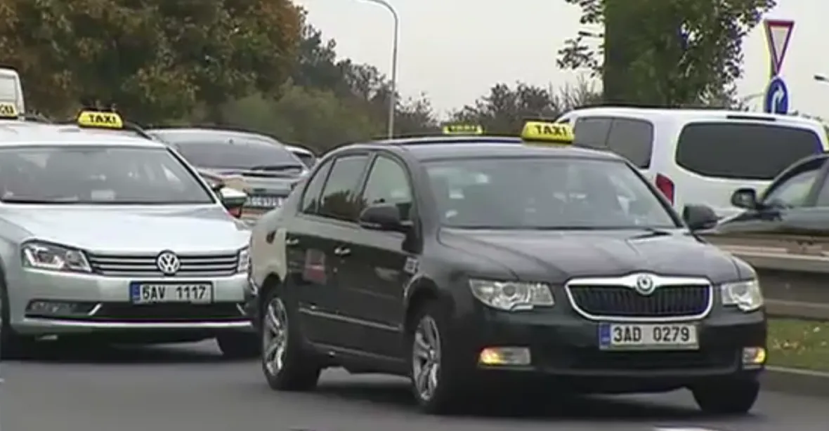 V Praze protestovala proti Uberu nejméně tisícovka taxikářů