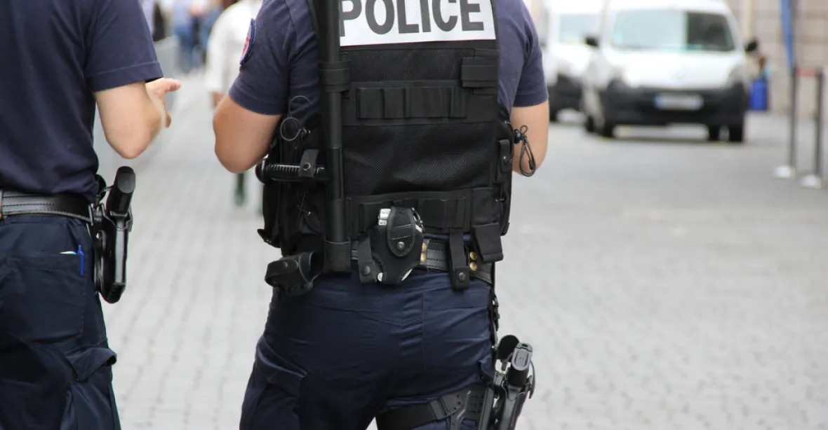 Francouzská policie zadržela mladý pár, v autě měli raketomet a kalašnikov