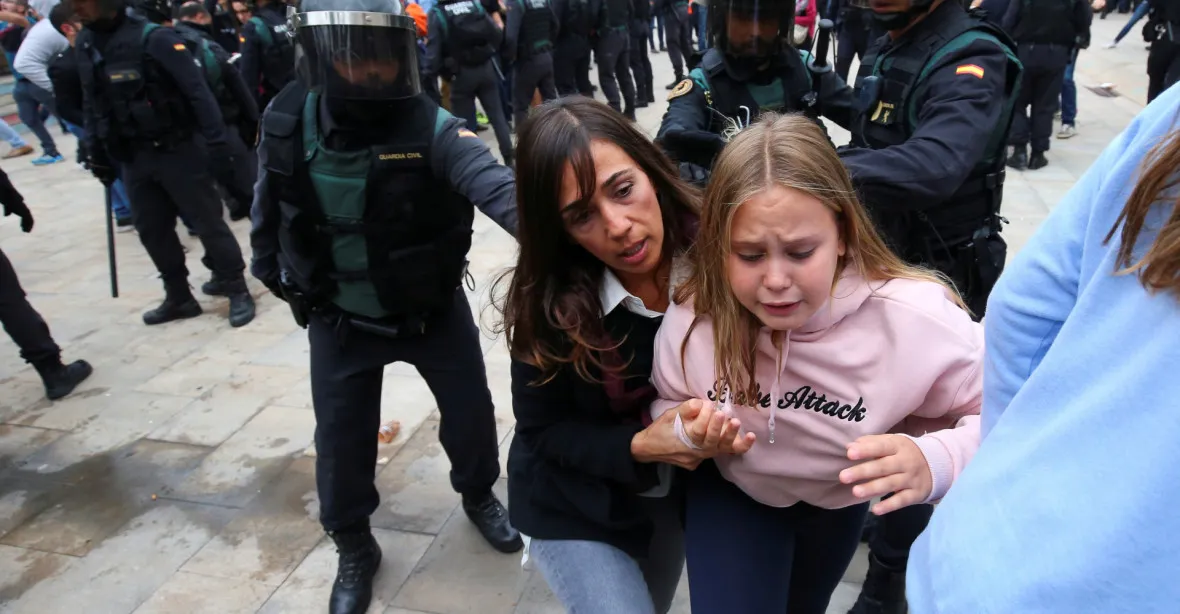 El País zpochybňuje počet zraněných při referendu. Prý jich bylo jen pár