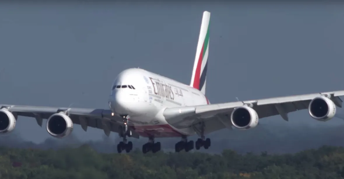 VIDEO: Děsivé přistání v Düsseldorfu. Airbus se zmítal v bouři