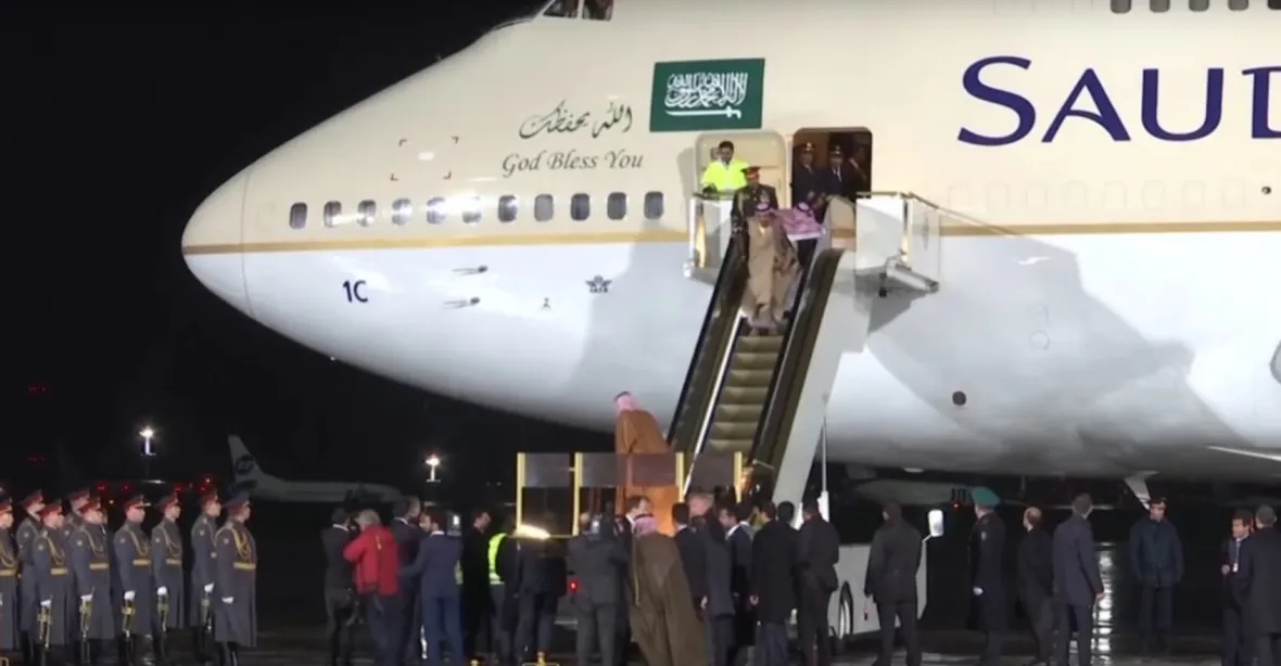 VIDEO: Nešťastný začátek v Rusku. Saúdskému králi se rozbil zlatý eskalátor