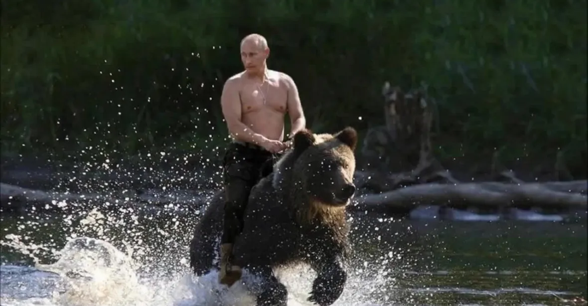 FOTOGALERIE: Putin slaví 65. narozeniny. Internet se mu vysmívá vtipnými kolážemi