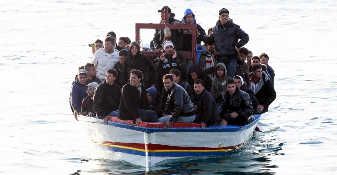 Vojenská loď se srazila s uprchlíky. Osm se utopilo, 24 se pohřešuje