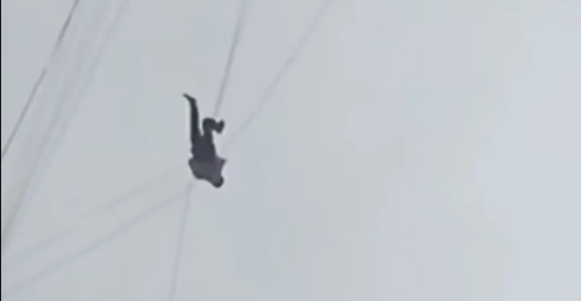 VIDEO: „Spiderman“ utíkal před placením. Zůstal viset mezi mrakodrapy