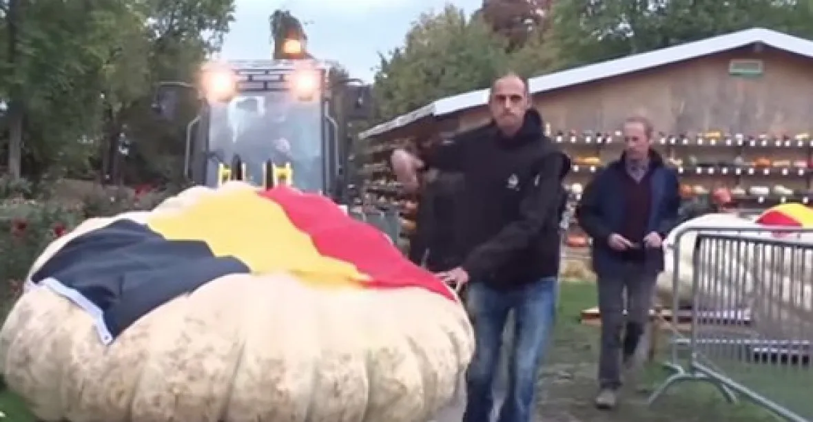 Mistrovství pěstitelů dýní vyhrál Belgičan s více než tunovým monstrem
