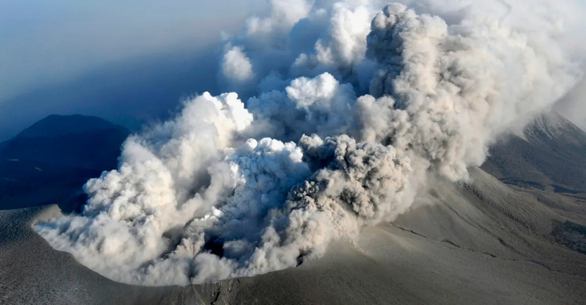 Sopka chrlí do výšky dvou kilometrů. Popel zahalil čtyři města