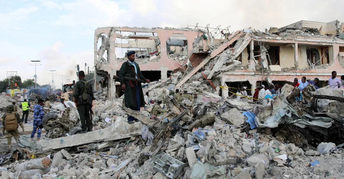 Počet mrtvých po útocích v Mogadišu se blíží třem stovkám